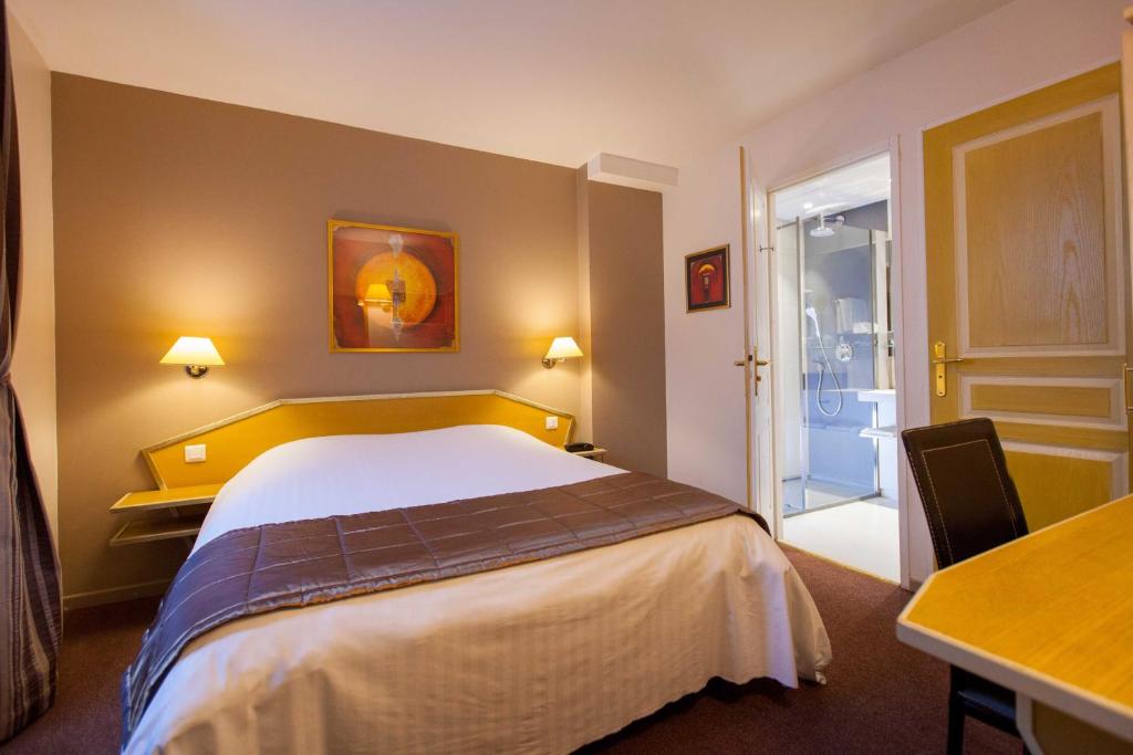 Postel nebo postele na pokoji v ubytování Logis Hôtel Le Cheval Blanc