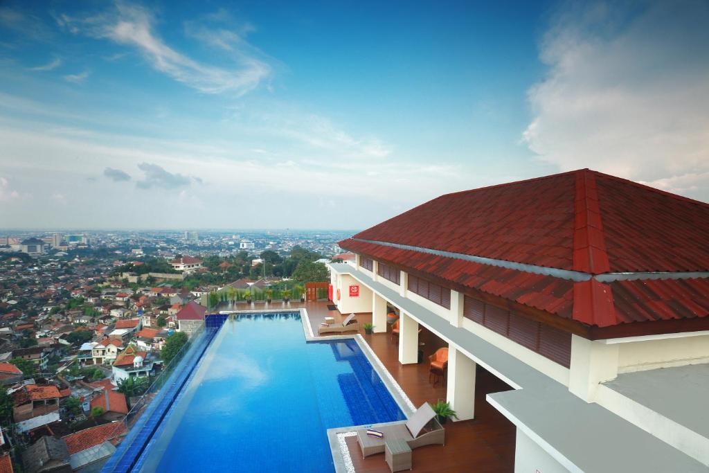 Bazén v ubytování Wimarion Hotel Semarang nebo v jeho okolí