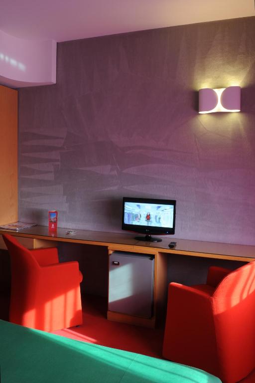 TV a/nebo společenská místnost v ubytování Hotel Ariane