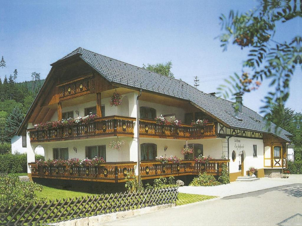 ein Haus mit einem Balkon mit Blumen darauf in der Unterkunft Landhaus Enztalperle in Enzklösterle