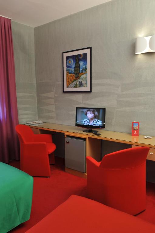 TV a/nebo společenská místnost v ubytování Hotel Ariane