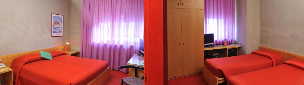 TV a/nebo společenská místnost v ubytování Hotel Ariane