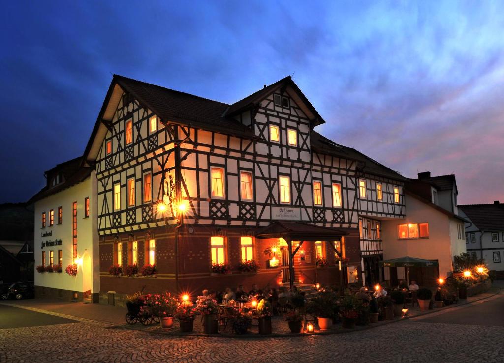 ein großes Gebäude mit Lichtern davor in der Unterkunft Landhotel Zur Grünen Kutte in Bernshausen