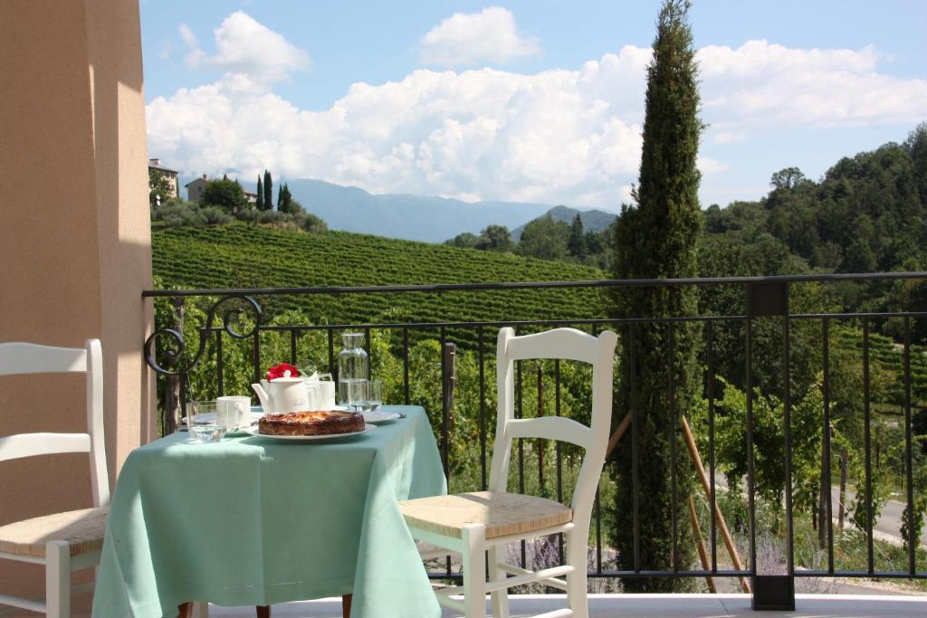 TarzoにあるVilla Proseccoの景色を望むバルコニー(テーブル、椅子付)