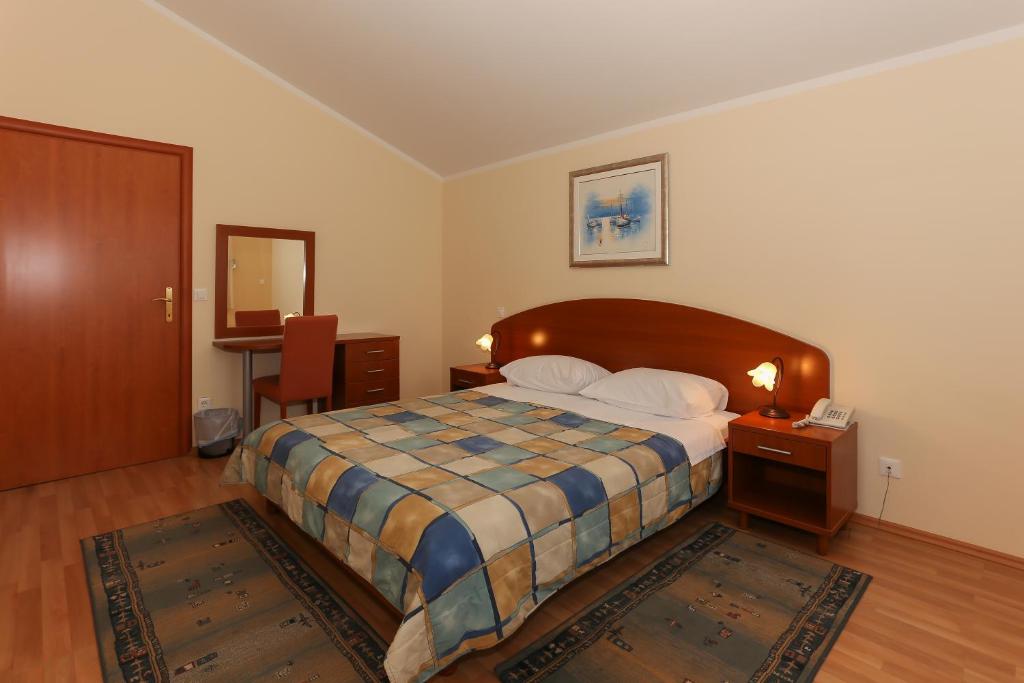 Posteľ alebo postele v izbe v ubytovaní Apartments and Rooms Astoria