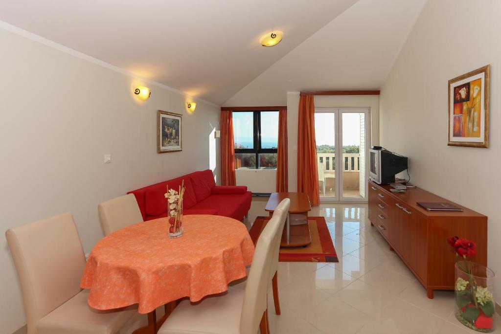 Televízia a/alebo spoločenská miestnosť v ubytovaní Apartments and Rooms Astoria
