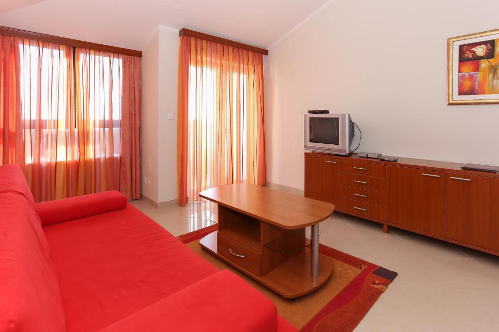 Televízia a/alebo spoločenská miestnosť v ubytovaní Apartments and Rooms Astoria