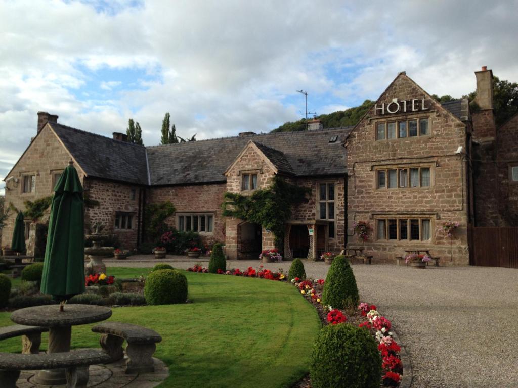 ein Hotel mit einer Liegewiese vor einem Gebäude in der Unterkunft Old Court Hotel & Apartments in Symonds Yat