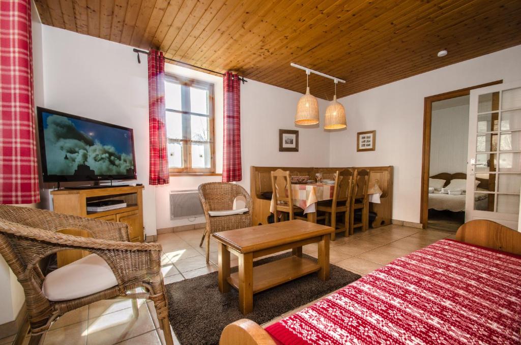 een woonkamer met een televisie en een eetkamer bij Appartement Lavande in Chamonix-Mont-Blanc