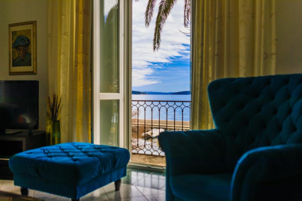 a room with a window with a view of the ocean at Holiday Home Obrov in Kaštela