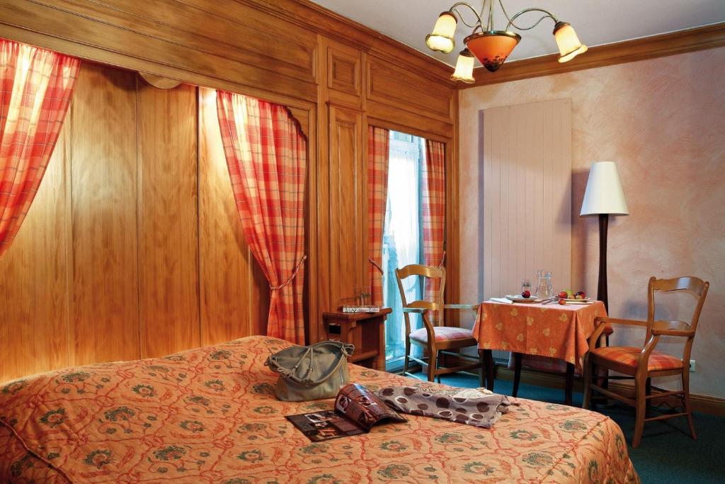 Postel nebo postele na pokoji v ubytování Hôtel A la Vignette - COLMAR-NORD