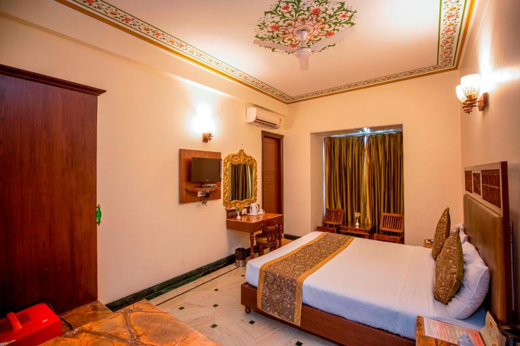 Ένα ή περισσότερα κρεβάτια σε δωμάτιο στο Nahargarh Haveli