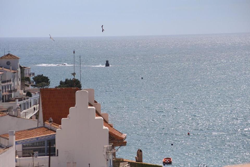 - une vue sur l'océan depuis un bâtiment dans l'établissement Son Quimet, à Cadaqués
