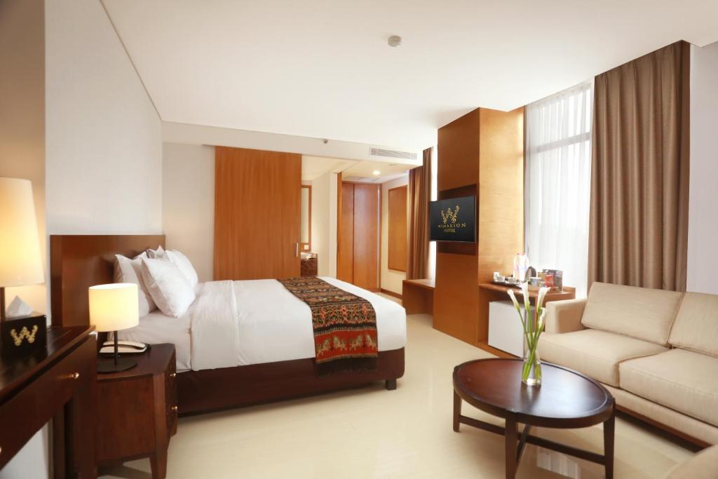 Postel nebo postele na pokoji v ubytování Wimarion Hotel Semarang