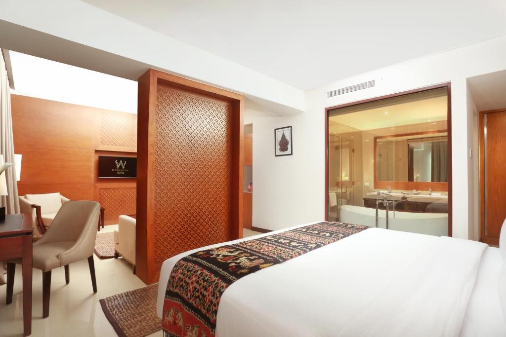 Postel nebo postele na pokoji v ubytování Wimarion Hotel Semarang