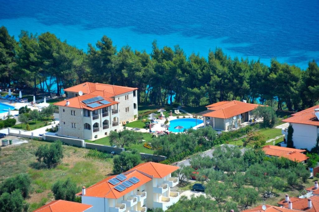 einen Luftblick auf ein Resort mit einem Pool in der Unterkunft Country Inn in Kallithea (Chalkidiki)