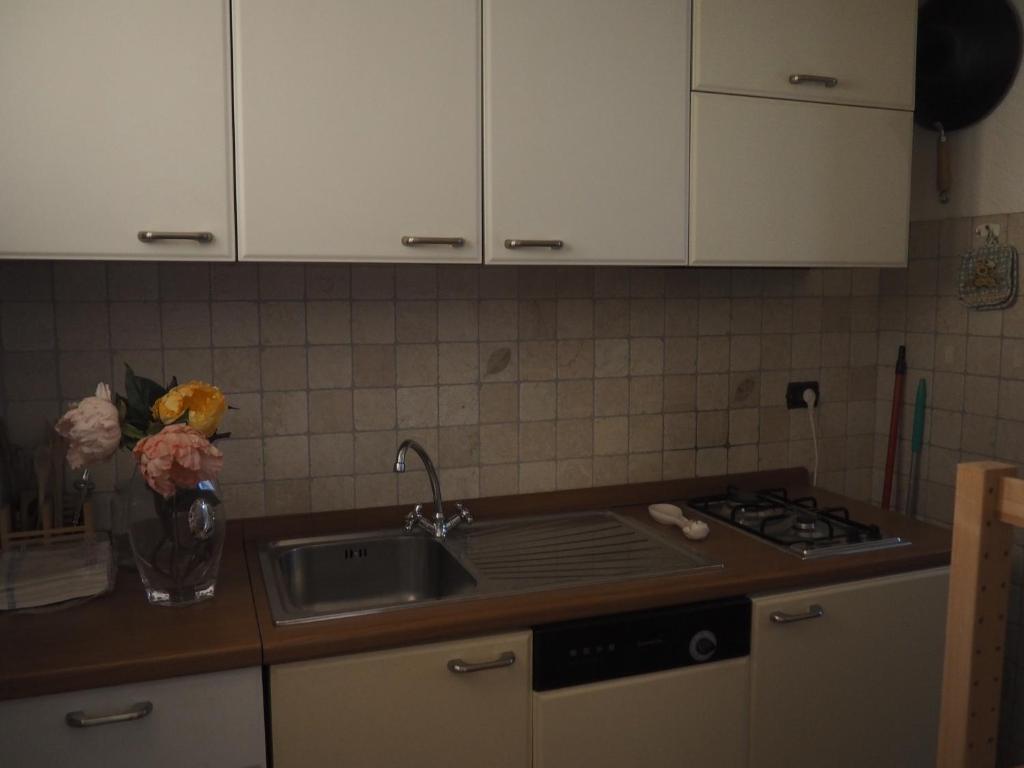 Kuchyň nebo kuchyňský kout v ubytování monolocale in villa