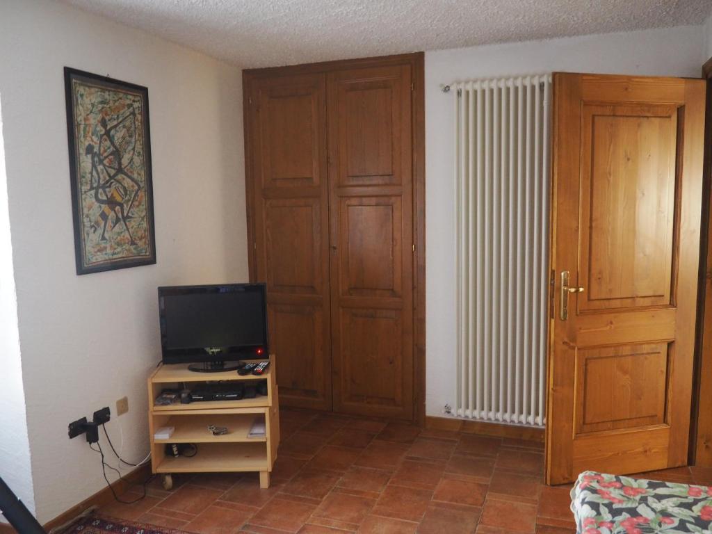 TV a/nebo společenská místnost v ubytování monolocale in villa