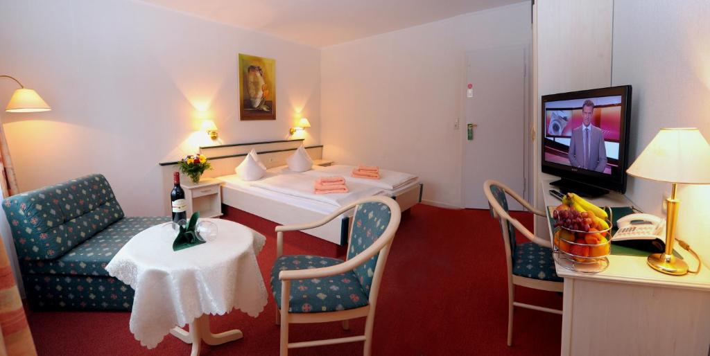 TV a/nebo společenská místnost v ubytování Hotel Schnehagen