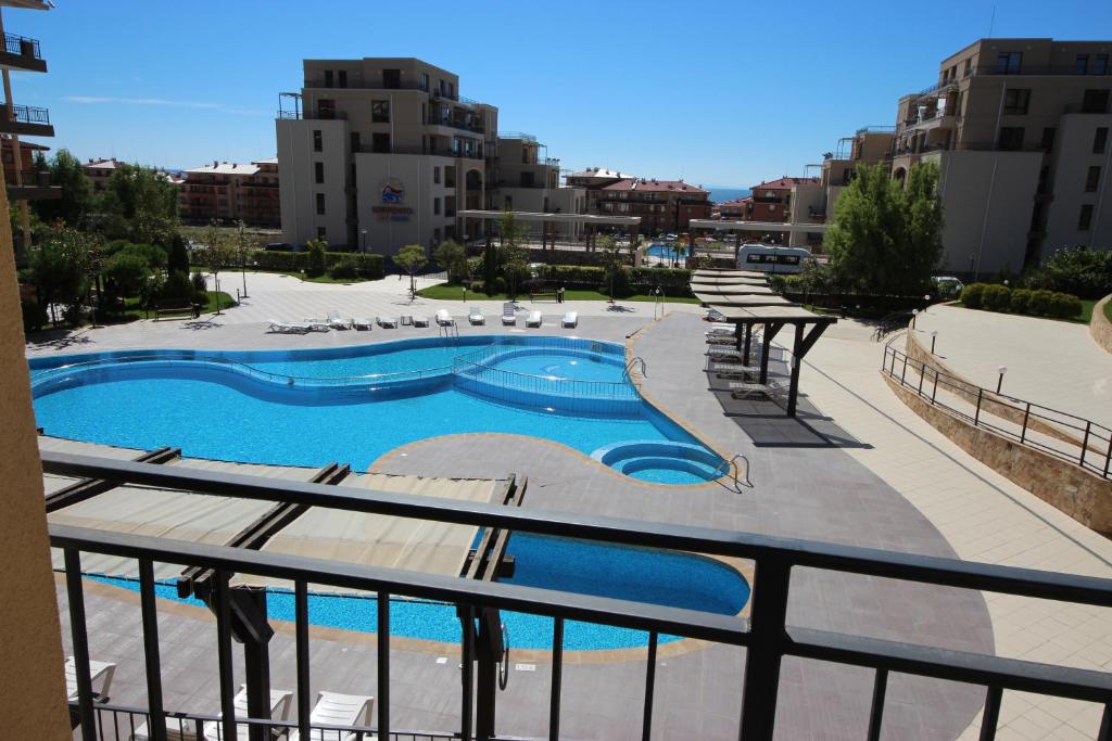 balkon z widokiem na basen w obiekcie Menada Luxor Apartments w Swetim Własie