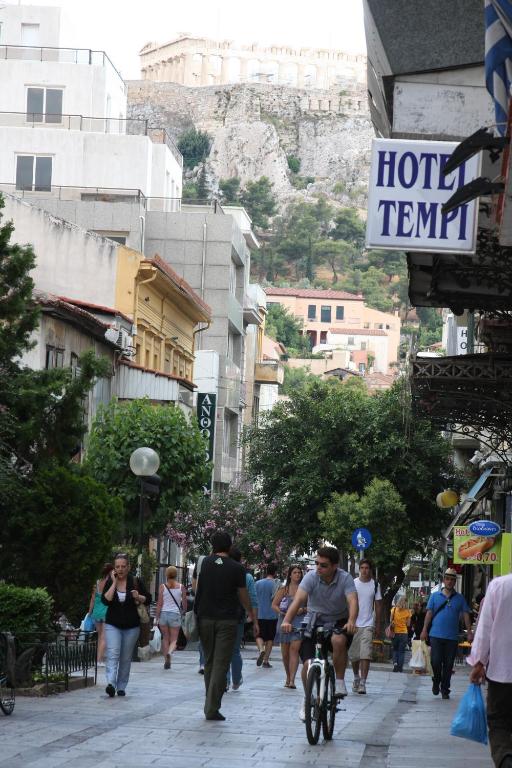 Hostia v ubytovaní Tempi Hotel