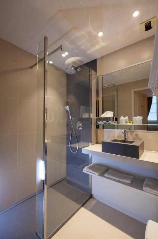 Koupelna v ubytování Logis Hôtel Le Cheval Blanc