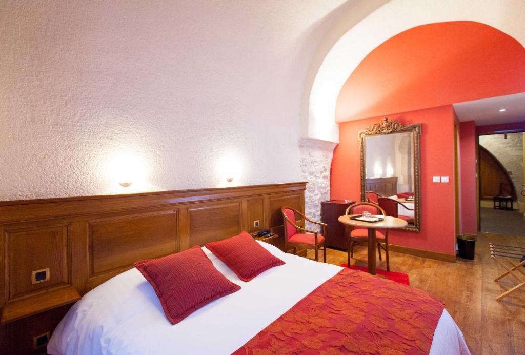 Postel nebo postele na pokoji v ubytování Logis Hôtel Le Cheval Blanc