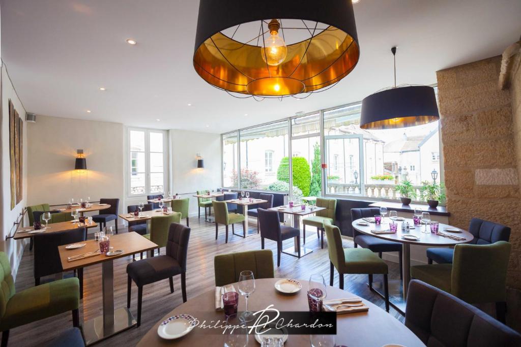 Posezení v ubytování Logis Hôtel Le Cheval Blanc