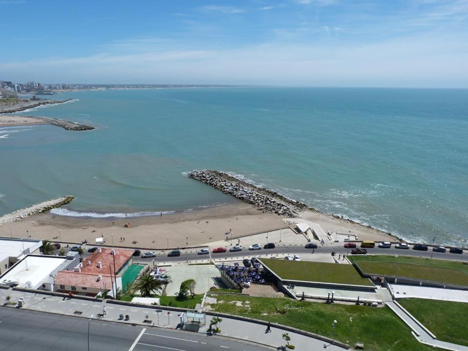 una vista aérea de la playa y del océano en Cabo Corrientes Dueño Alquila en Mar del Plata