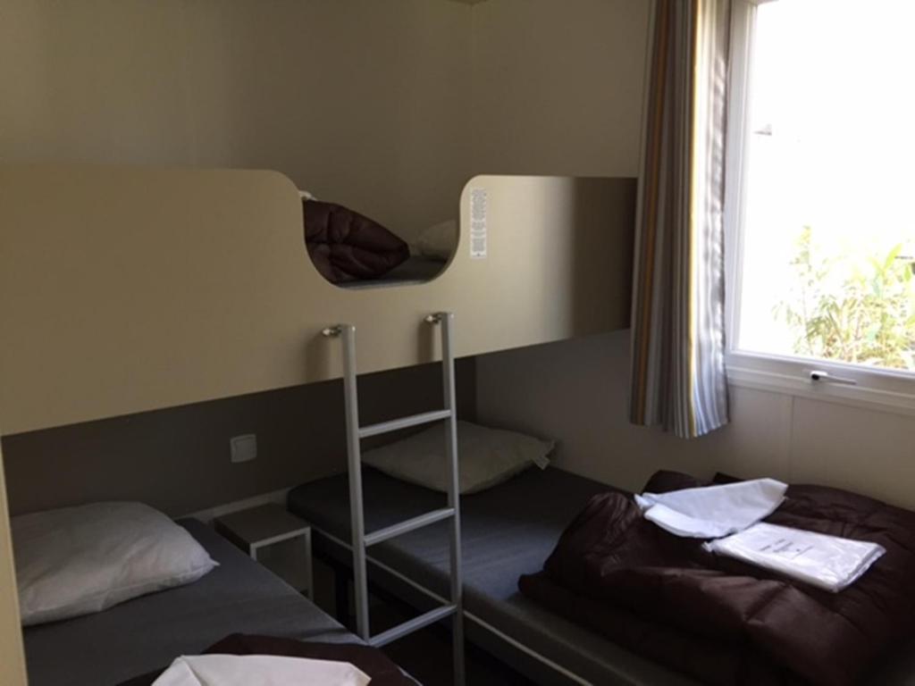 Un ou plusieurs lits dans un hébergement de l&#39;établissement Camping les Fouguières