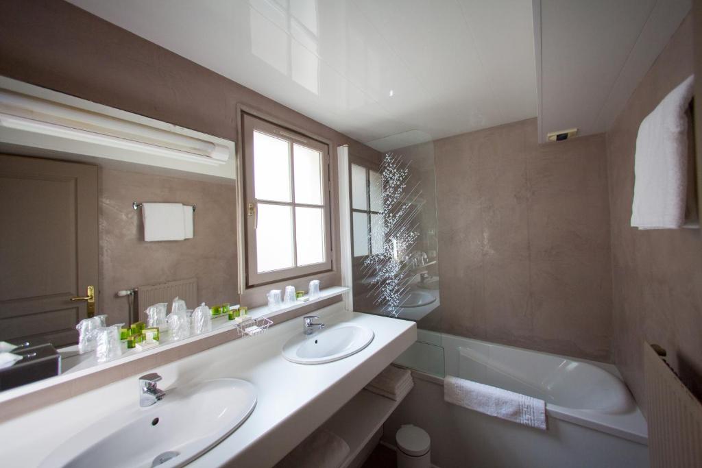 Koupelna v ubytování Logis Hôtel Le Cheval Blanc