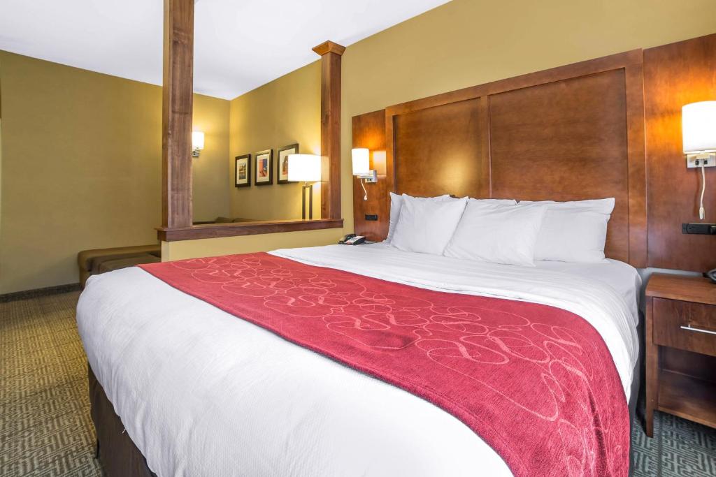 Postel nebo postele na pokoji v ubytování Comfort Suites Moab near Arches National Park