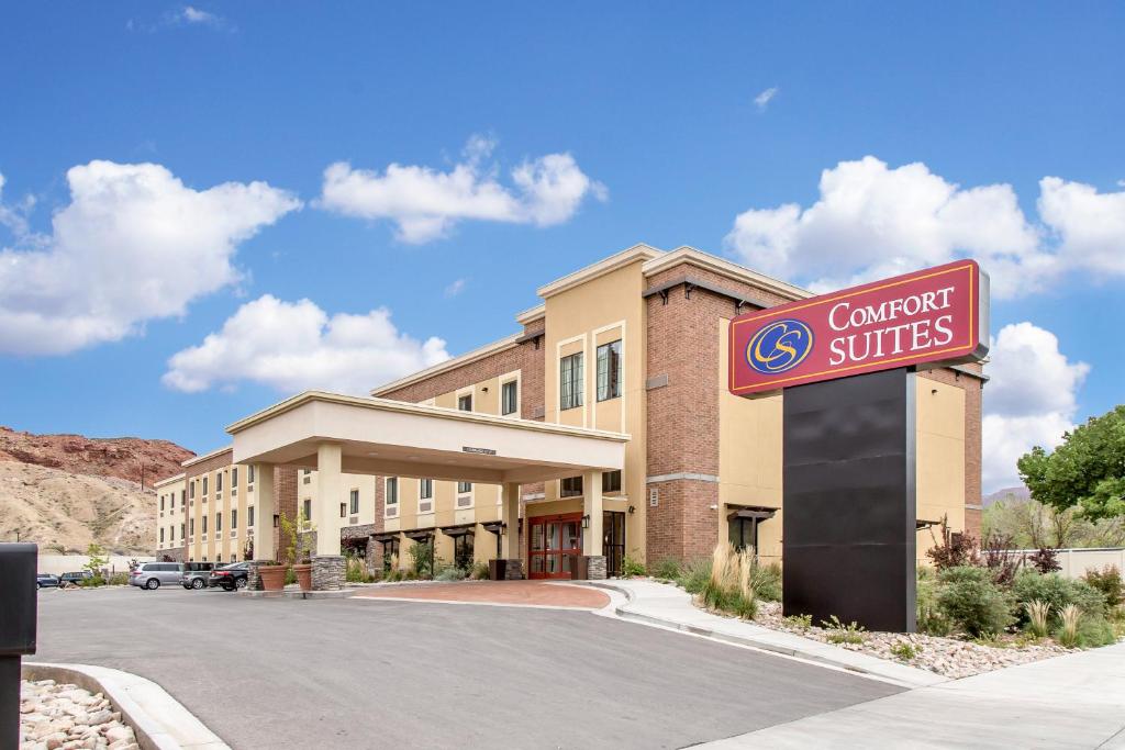 a hotel with a sign for comfort suites at Comfort Suites Moab near Arches National Park in Moab