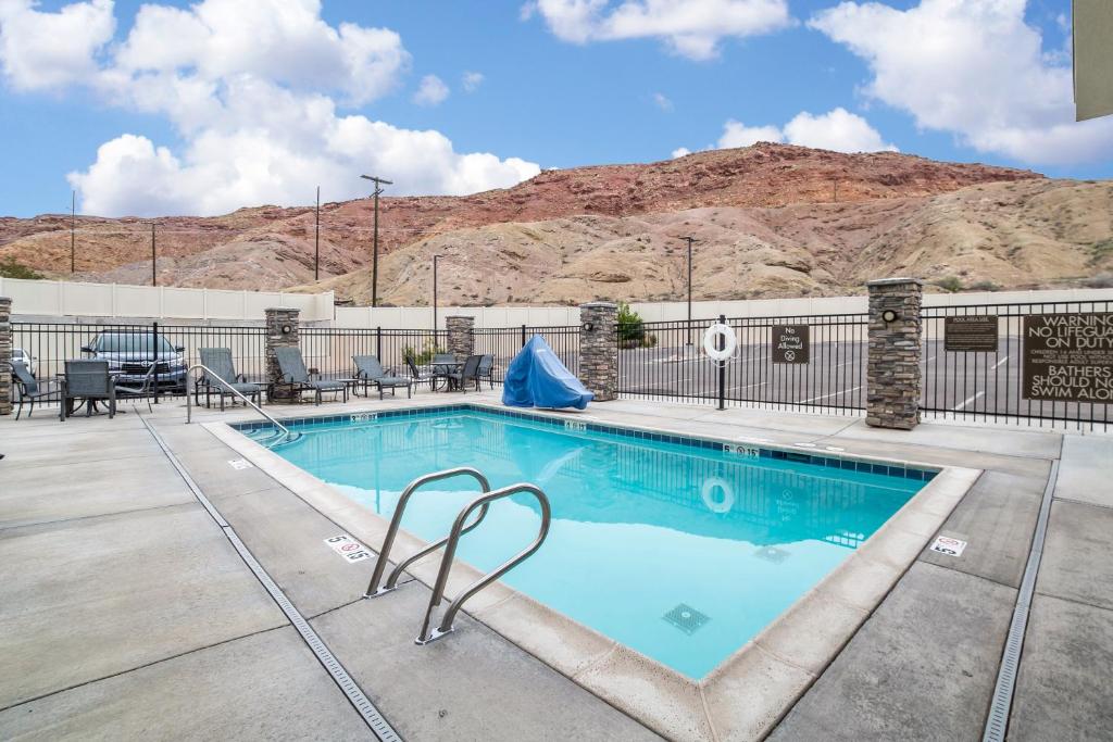 Bazén v ubytování Comfort Suites Moab near Arches National Park nebo v jeho okolí