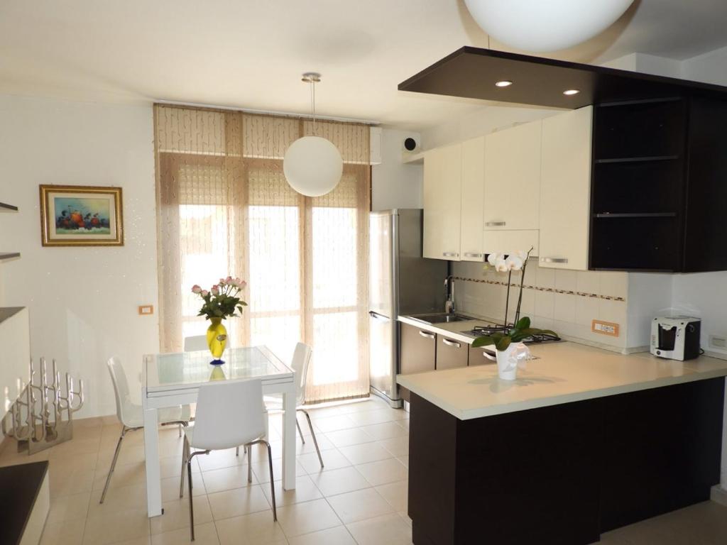 een keuken en eetkamer met een tafel en stoelen bij Appartamento Carino in Quartucciu