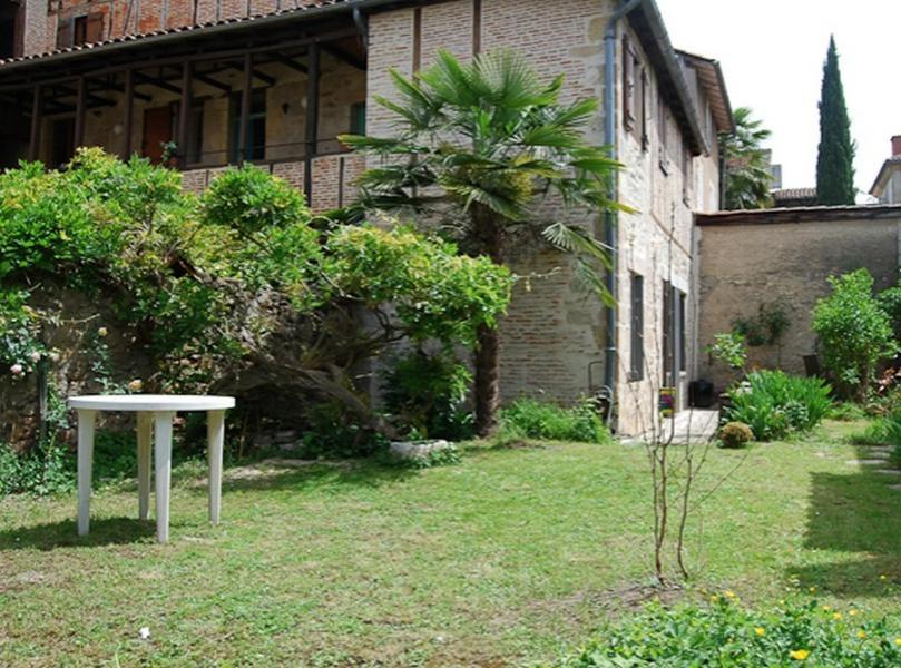 una mesa blanca en el patio de una casa en Le Clos Saint Paul, en Figeac