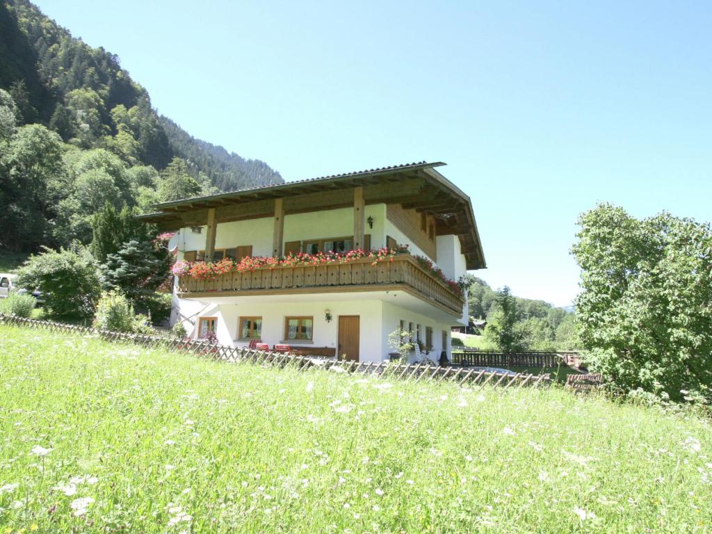 Das Gebäude in dem sich das Ferienhaus befindet