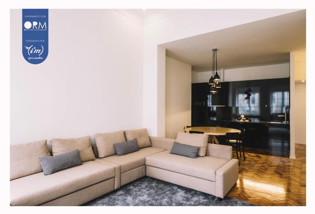 een woonkamer met een bank en een tafel bij ORM - Saraiva de Carvalho Apartments in Porto