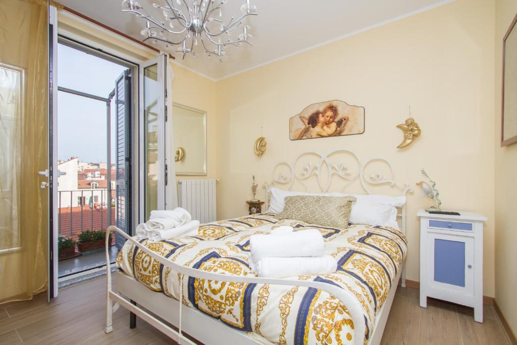 sypialnia z łóżkiem z żyrandolem w obiekcie B&B Antico Cortile w Mediolanie