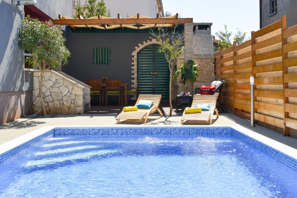 Bazén v ubytovaní Villa Šima- luxury apartment with private pool alebo v jeho blízkosti