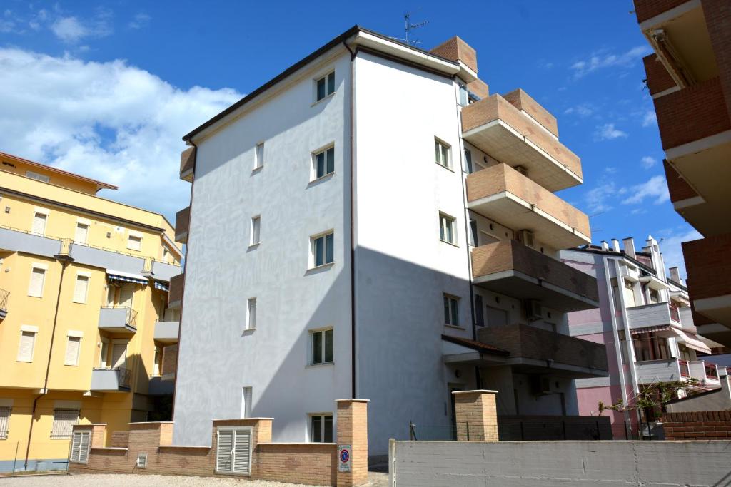 un bâtiment avec des caisses sur son côté dans l'établissement Stella Marina, à Alba Adriatica