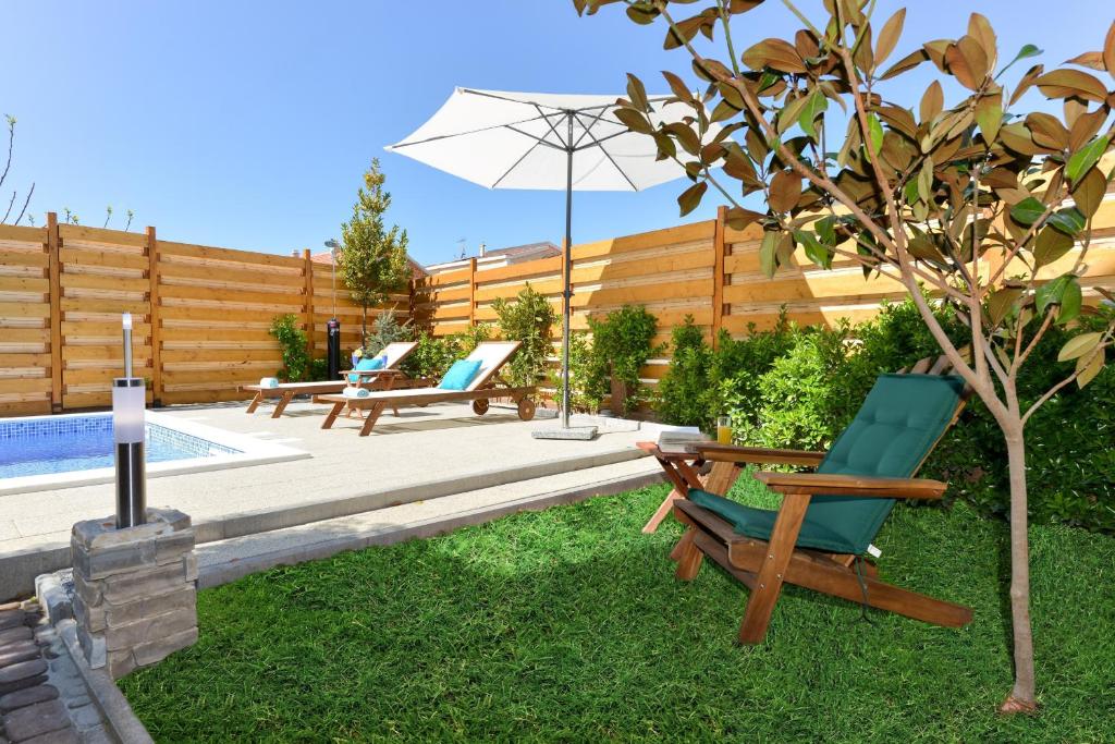Bazén v ubytovaní Villa Šima- luxury apartment with private pool alebo v jeho blízkosti