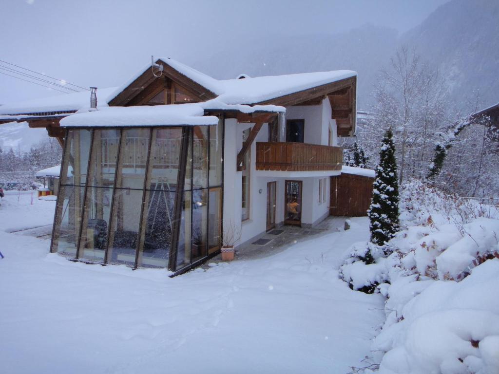 マイヤーホーフェンにあるLovely Chalet in Mayrhofen with Private Gardenのギャラリーの写真