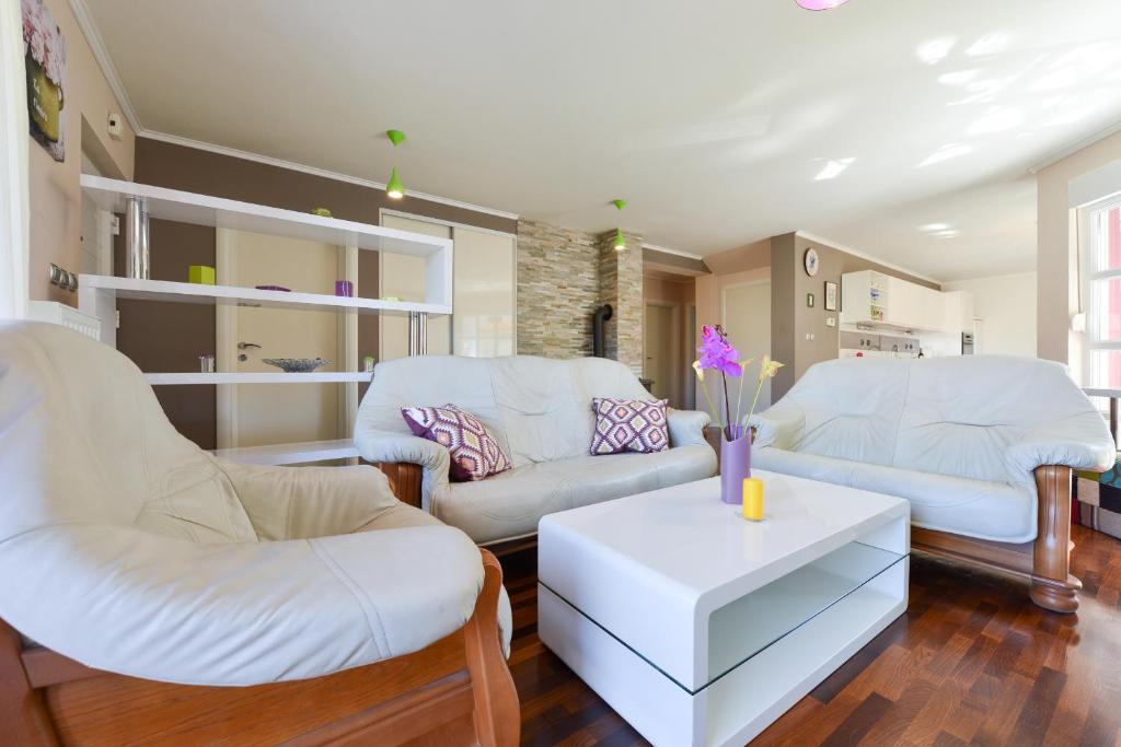 Posedenie v ubytovaní Villa Šima- luxury apartment with private pool