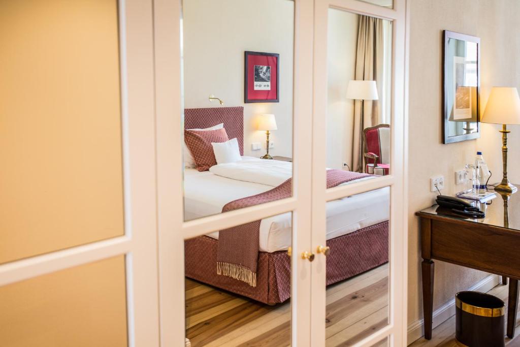 Postel nebo postele na pokoji v ubytování Hotel Schloss Leitheim
