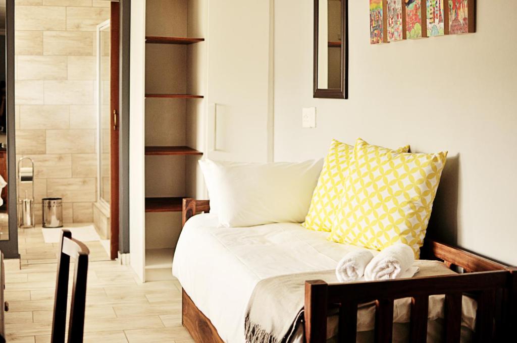 een slaapkamer met een bed in een kamer bij Stel26 in Bloemfontein