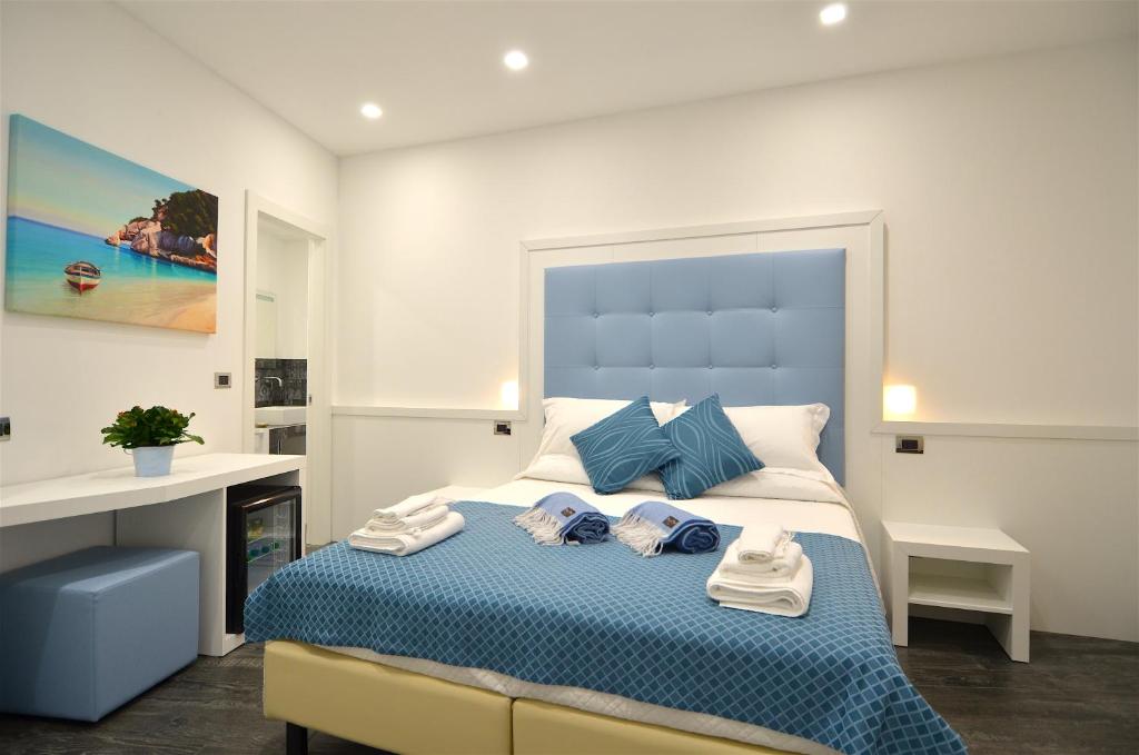 Un dormitorio con una cama azul con toallas. en Appartamento fronte mare en Moneglia