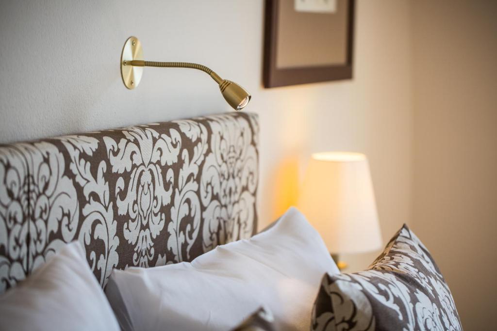 Postel nebo postele na pokoji v ubytování Hotel Schloss Leitheim
