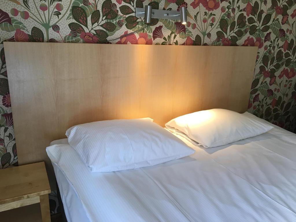 Postel nebo postele na pokoji v ubytování Linköpings Cityhotell och Vandrarhem