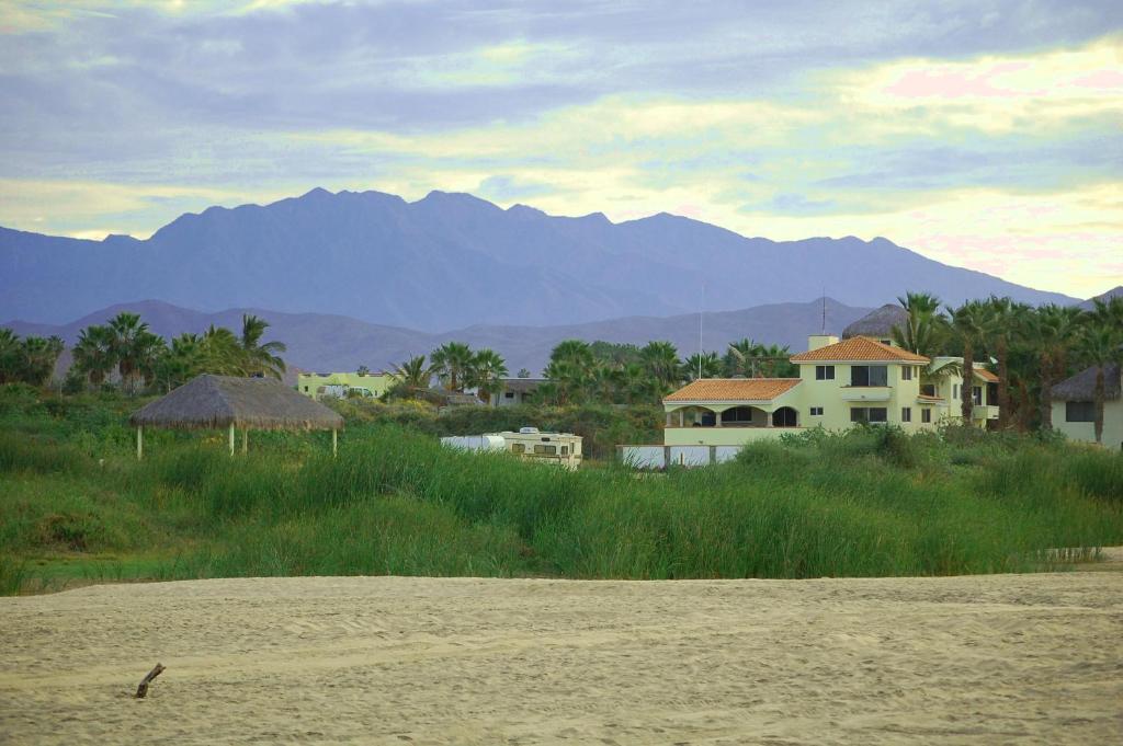una casa en la playa con montañas en el fondo en Pescadero Palace, en El Pescadero